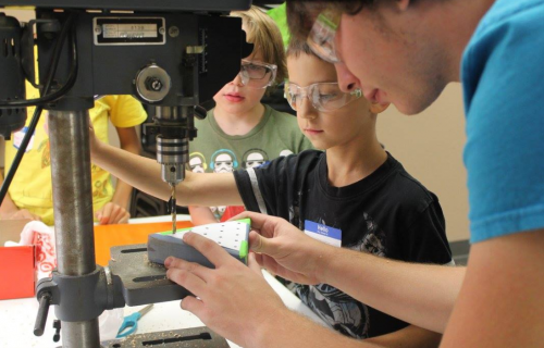 La maman robotique : la passion de Shelly Gruenig pour le travail avec les jeunes 