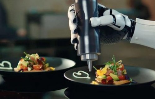 Le premier chef robotique au monde dans la cuisine 