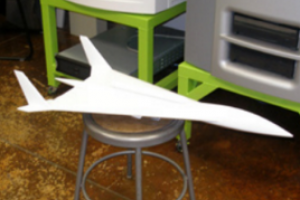 Des étudiants réalisent des tests en soufflerie sur des maquettes d'avions