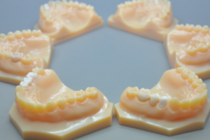 Un laboratoire de production de prothèses dentaires améliore la satisfaction de ses clients