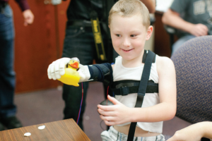 Un avant bras à moins de 350$ imprimé en 3D pour un enfant